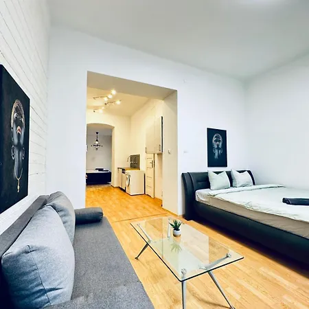 2-bedroom Steps From Area