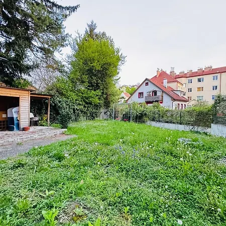 Lejlighed 2-bedroom Steps From Area *