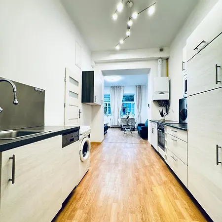 2-bedroom Steps From Area *