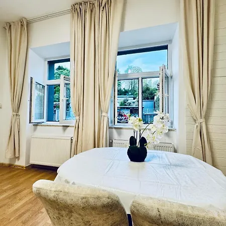 2-bedroom Steps From Area