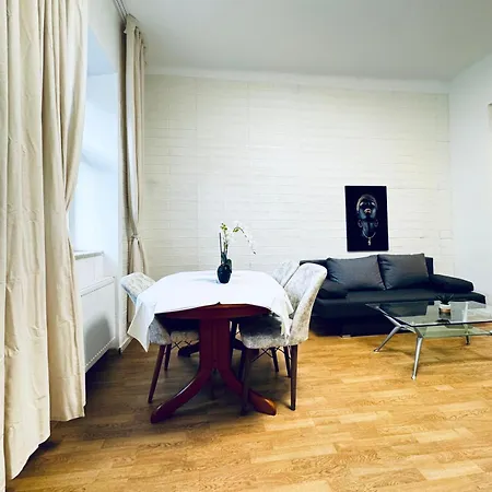 2-bedroom Steps From Area Lejlighed