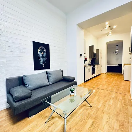 2-bedroom Steps From Area