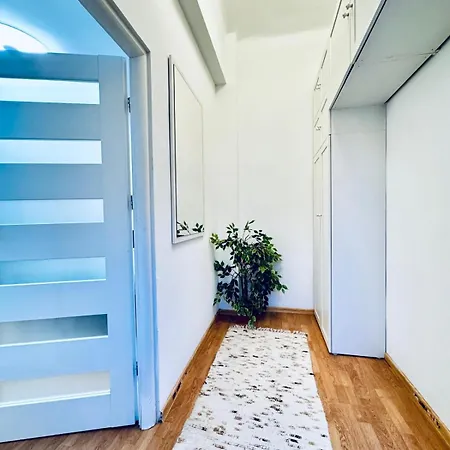 2-bedroom Steps From Area *