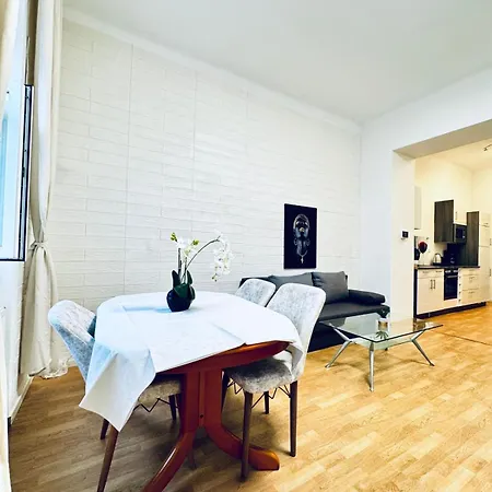 2-bedroom Steps From Area