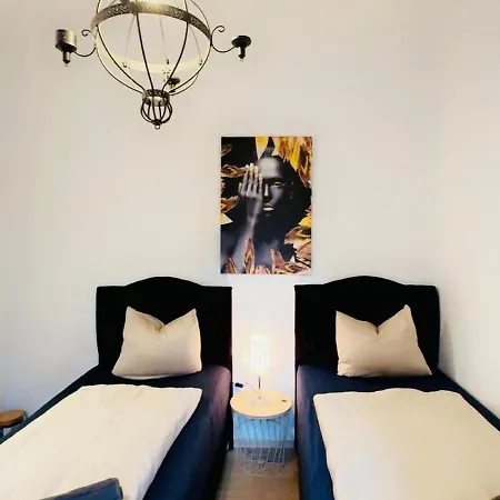 2-bedroom Steps From Area Appartement