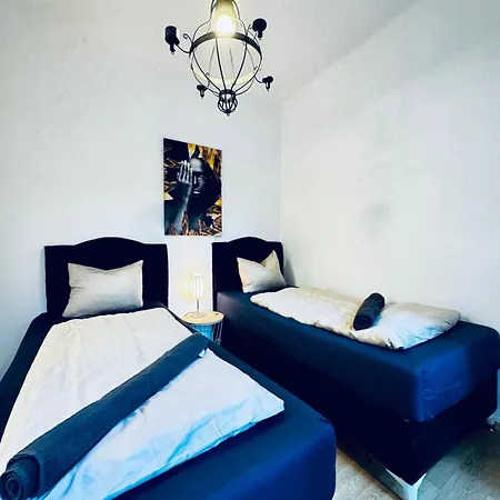 2-bedroom Steps From Area Appartement *