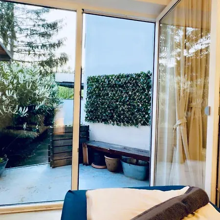 2-bedroom Steps From Area *
