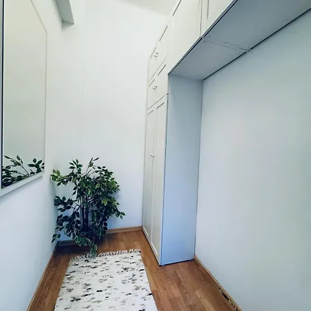 2-bedroom Steps From Area