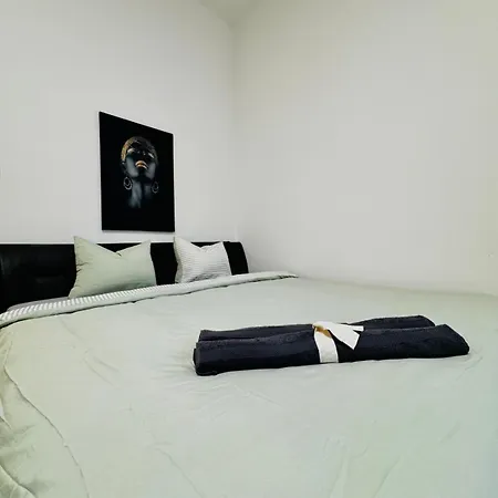 Appartement 2-bedroom Steps From Area