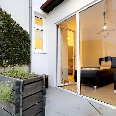 Appartement 2-bedroom Steps From Area *