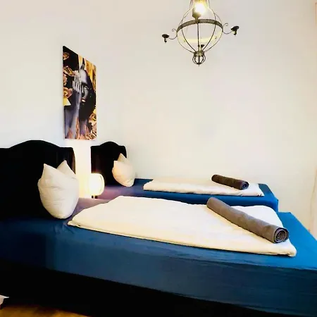 2-bedroom Steps From Area