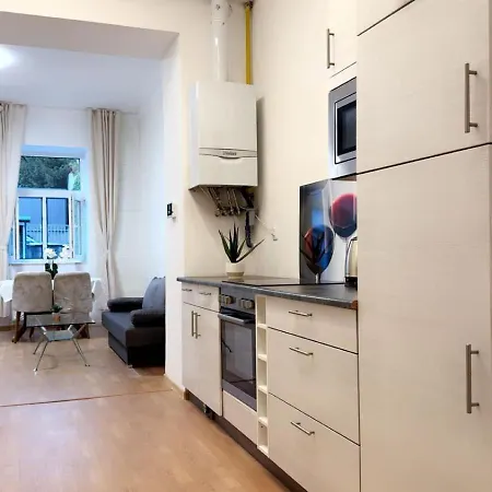 2-bedroom Steps From Area *