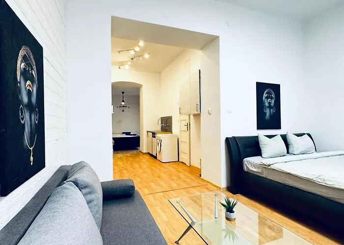 Apartman 2-bedroom Steps From Area