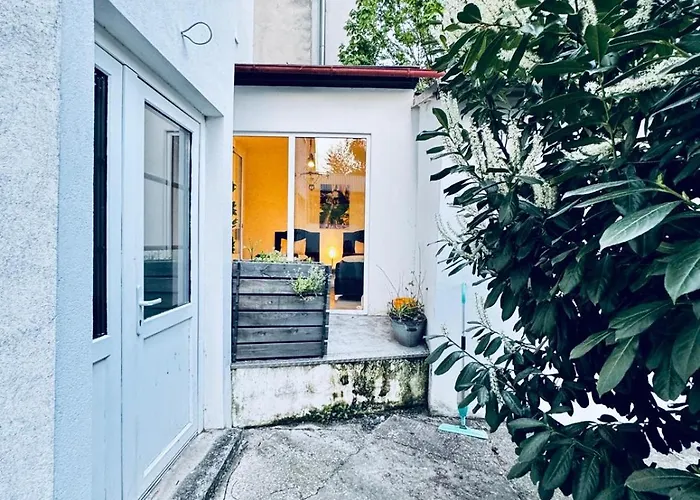 Lejlighed 2-bedroom Steps From Area