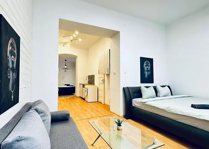 2-bedroom Steps From Area