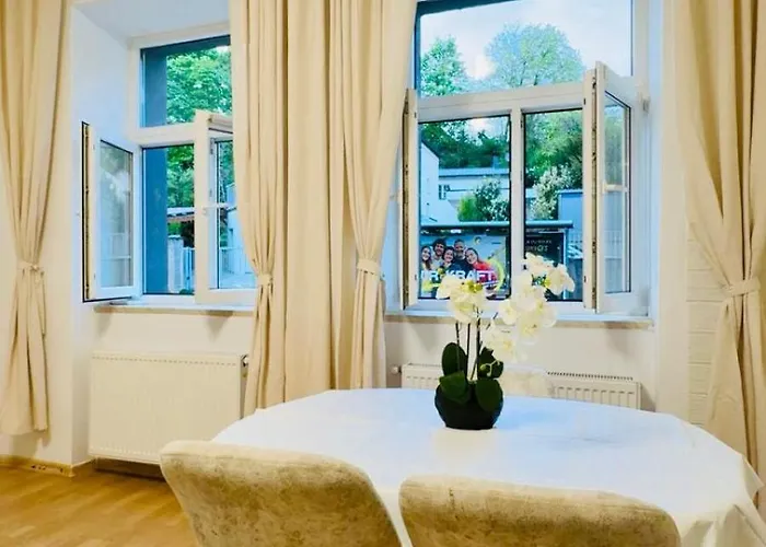 2-bedroom Steps From Area Apartman *