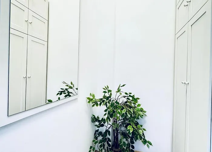 2-bedroom Steps From Area *