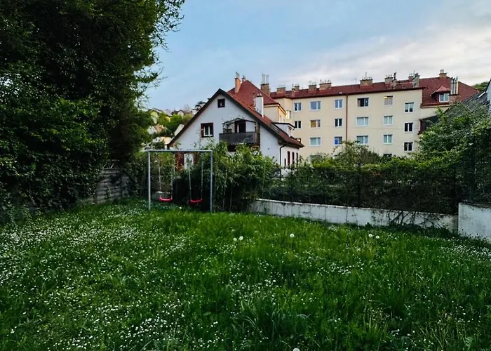 2-bedroom Steps From Area Lejlighed