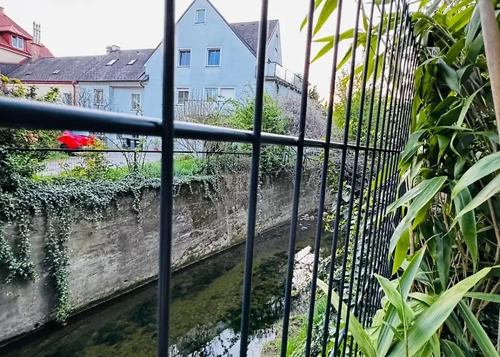 Lejlighed 2-bedroom Steps From Area