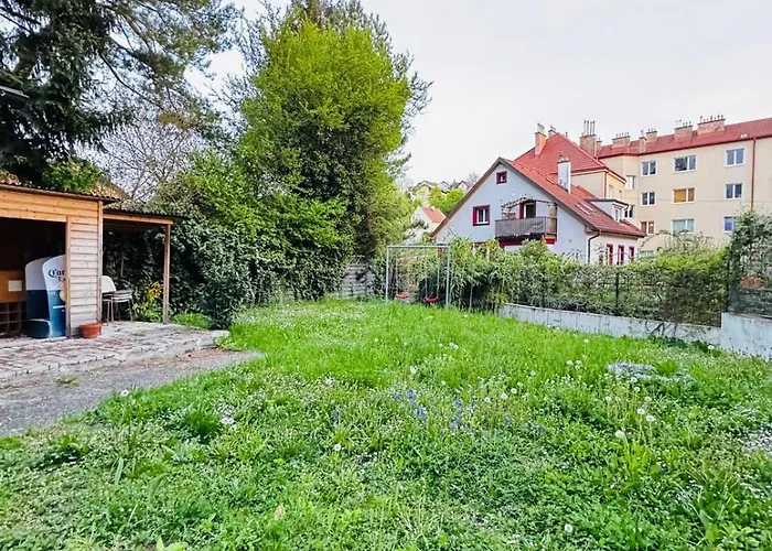 Apartman 2-bedroom Steps From Area *