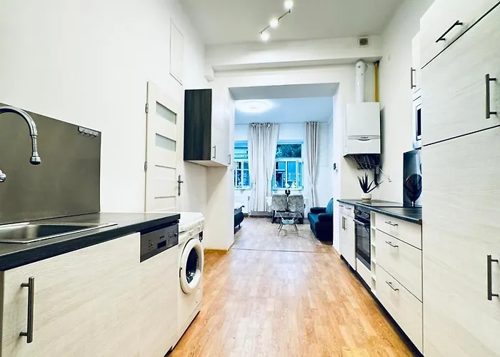 2-bedroom Steps From Area *