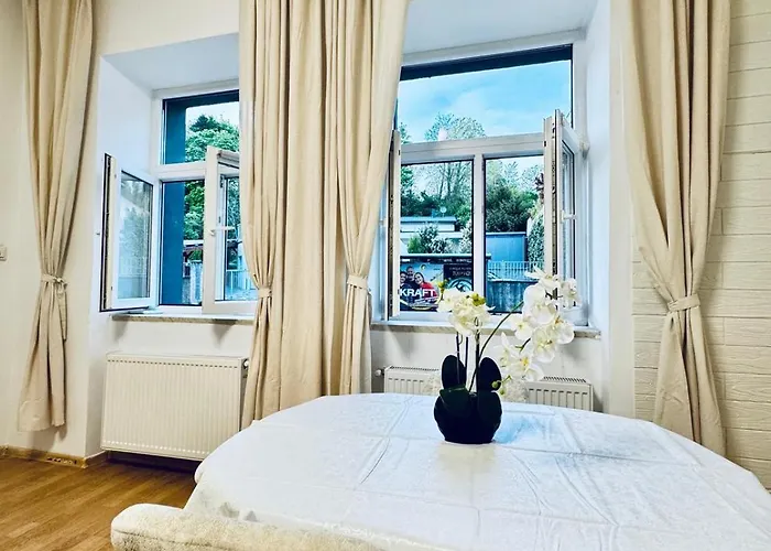 2-bedroom Steps From Area