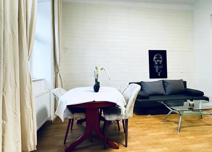 2-bedroom Steps From Area Apartman