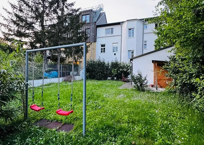 Apartman 2-bedroom Steps From Area