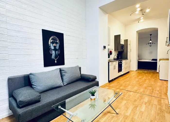 2-bedroom Steps From Area