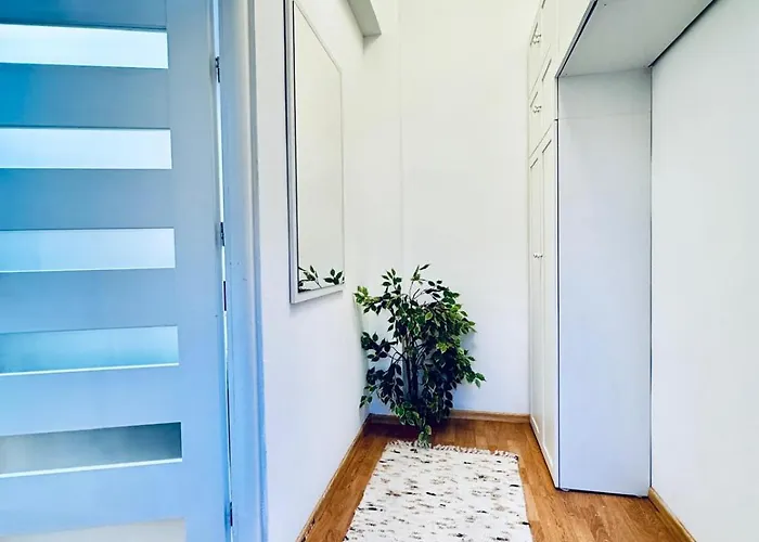 2-bedroom Steps From Area *