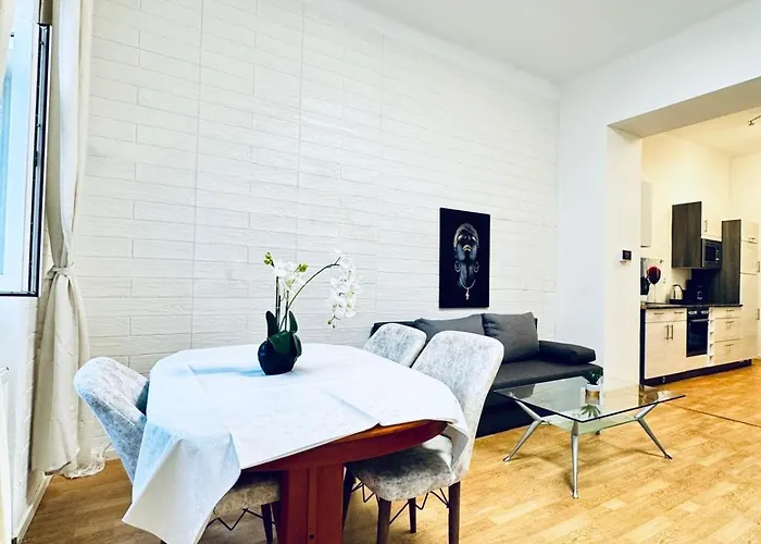 2-bedroom Steps From Area