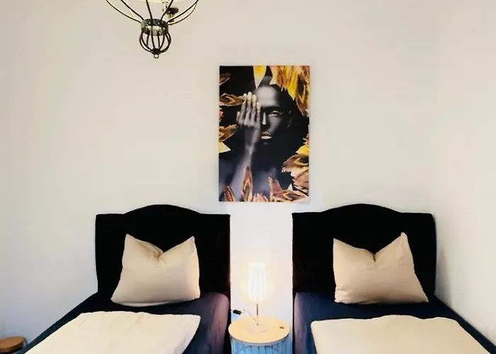 2-bedroom Steps From Area Apartman