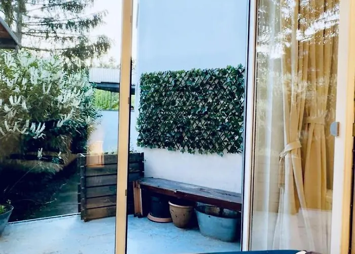 2-bedroom Steps From Area *