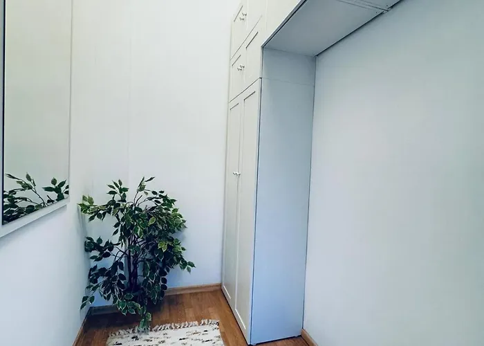 2-bedroom Steps From Area