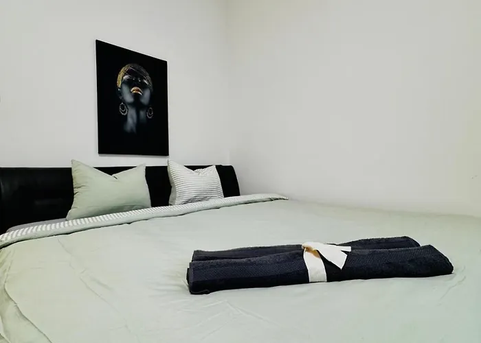 Apartman 2-bedroom Steps From Area