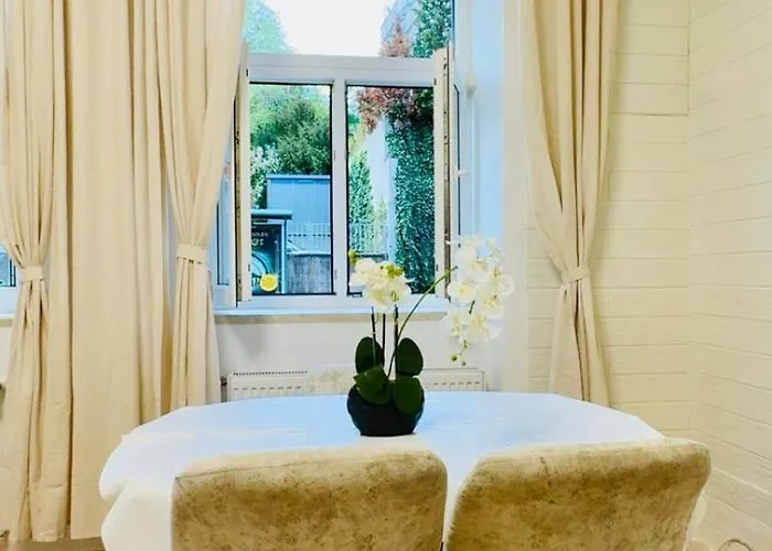 2-bedroom Steps From Area Lejlighed *