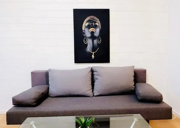 2-bedroom Steps From Area *