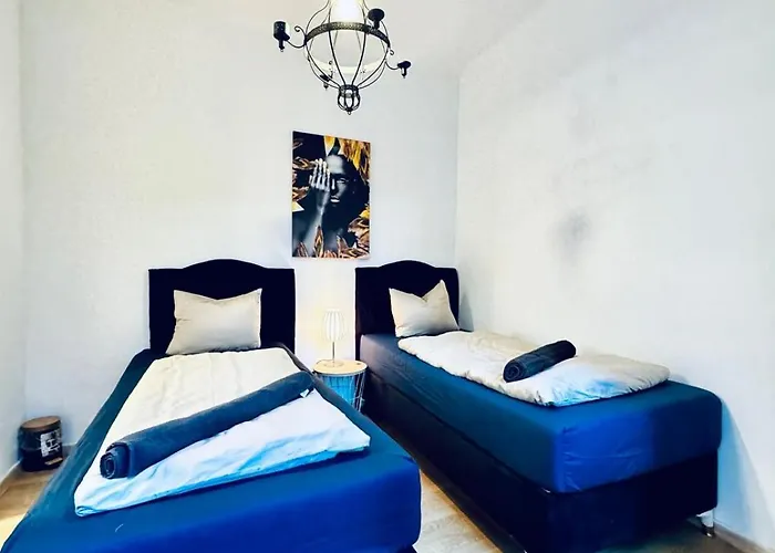 2-bedroom Steps From Area Apartman